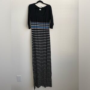 max studio maxi dress with 3/4 sleeve and slimming pattern